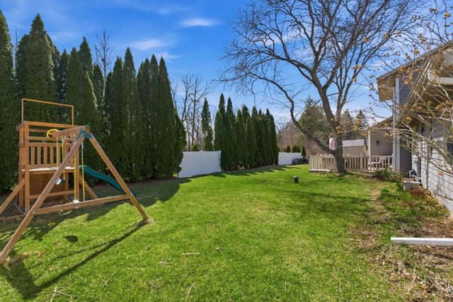 1633 W Eleanor PLACE, Mequon, WI 53092