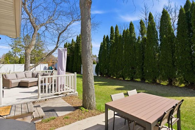 1633 W Eleanor PLACE, Mequon, WI 53092