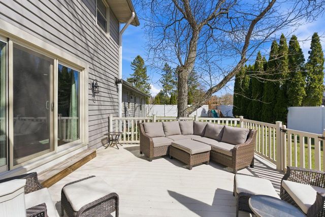 1633 W Eleanor PLACE, Mequon, WI 53092