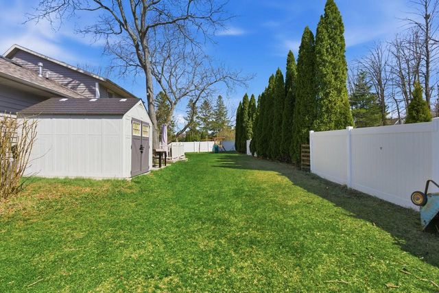 1633 W Eleanor PLACE, Mequon, WI 53092