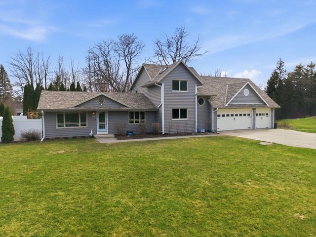 1633 W Eleanor PLACE, Mequon, WI 53092