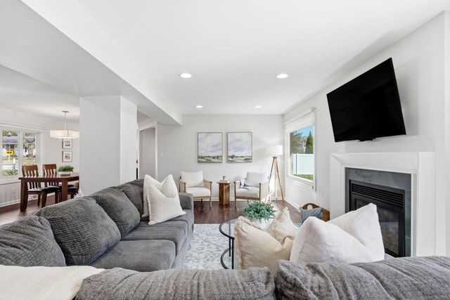 1633 W Eleanor PLACE, Mequon, WI 53092