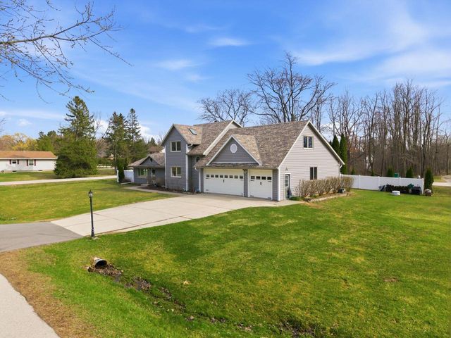 1633 W Eleanor PLACE, Mequon, WI 53092