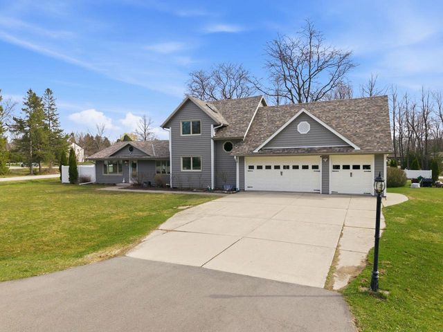 1633 W Eleanor PLACE, Mequon, WI 53092