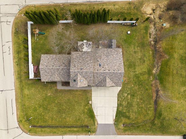 1633 W Eleanor PLACE, Mequon, WI 53092
