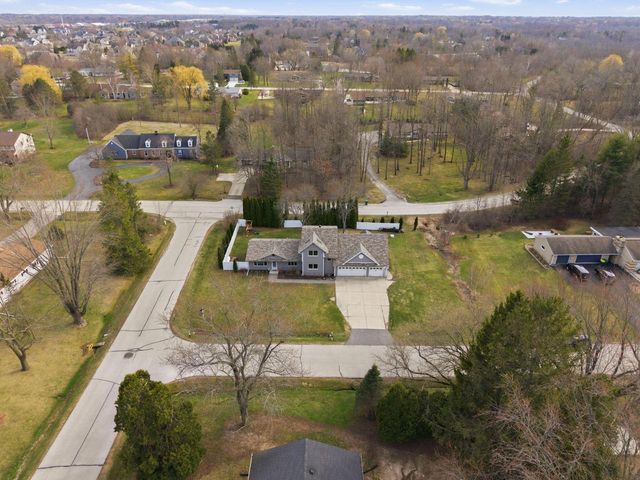 1633 W Eleanor PLACE, Mequon, WI 53092