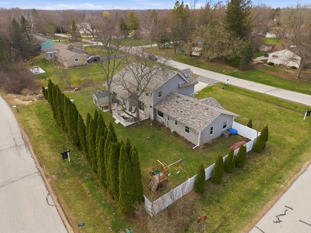 1633 W Eleanor PLACE, Mequon, WI 53092