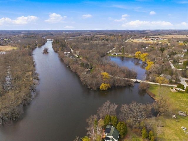 1633 W Eleanor PLACE, Mequon, WI 53092