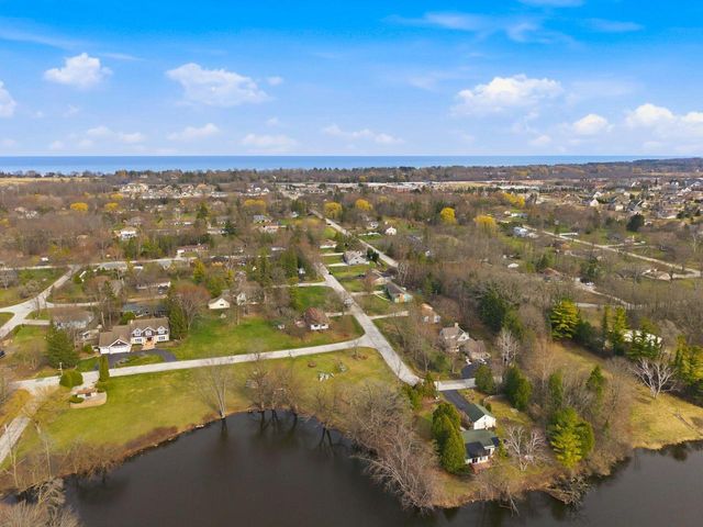1633 W Eleanor PLACE, Mequon, WI 53092