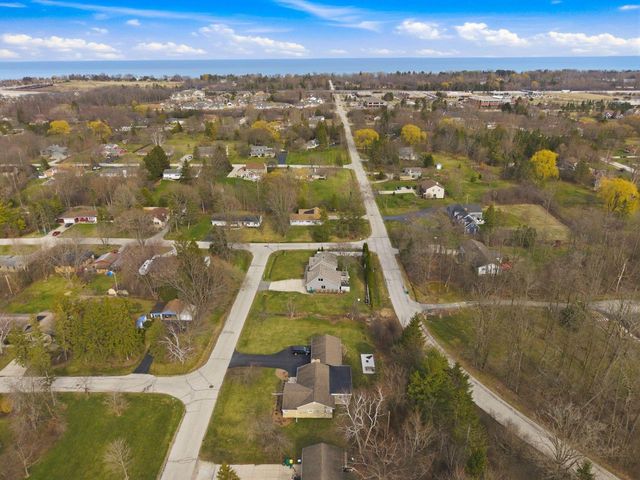 1633 W Eleanor PLACE, Mequon, WI 53092