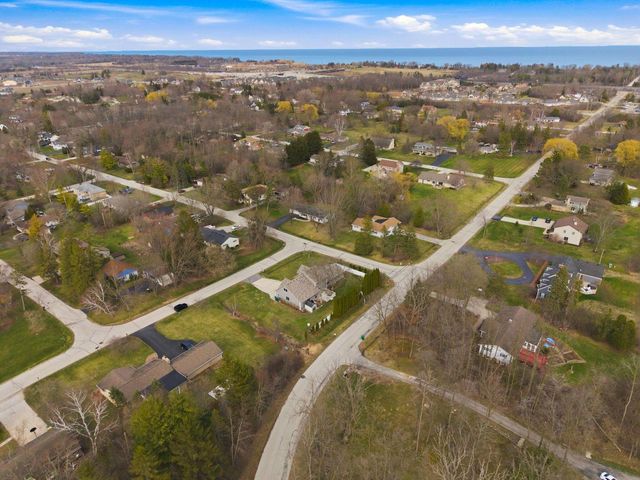 1633 W Eleanor PLACE, Mequon, WI 53092