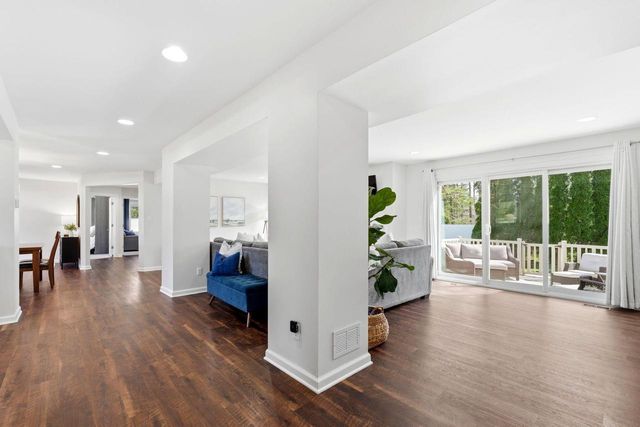 1633 W Eleanor PLACE, Mequon, WI 53092