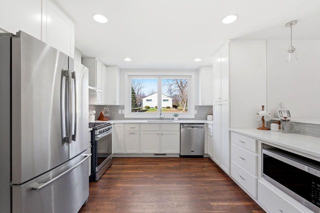 1633 W Eleanor PLACE, Mequon, WI 53092