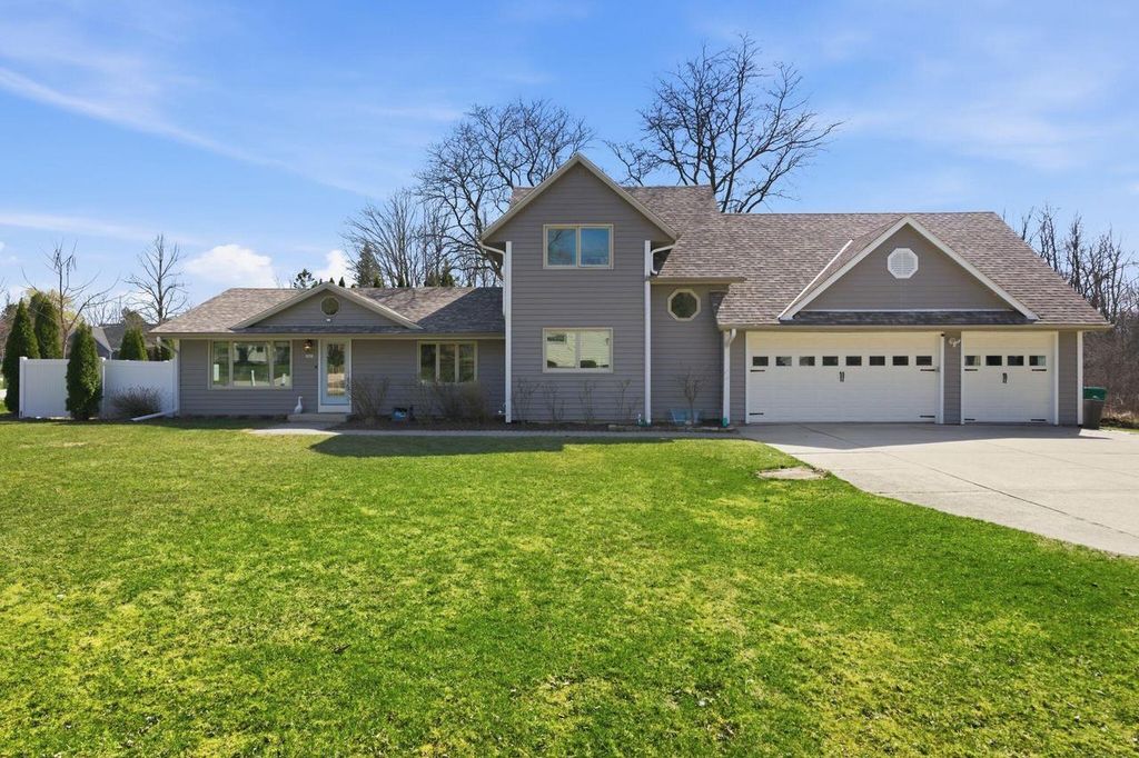 1633 W Eleanor PLACE, Mequon, WI 53092
