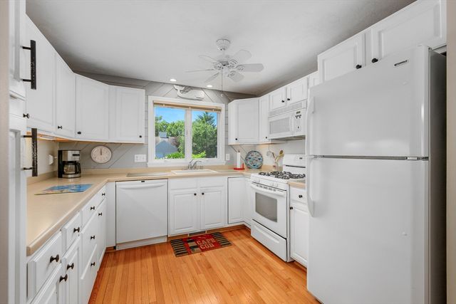 1 Sandview Ter 1, Mashpee, MA 02649