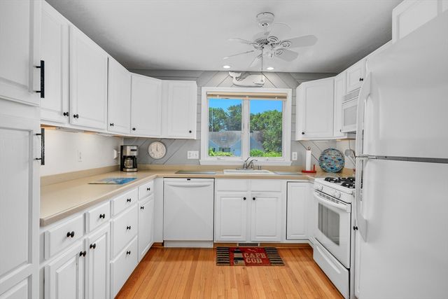 1 Sandview Ter 1, Mashpee, MA 02649