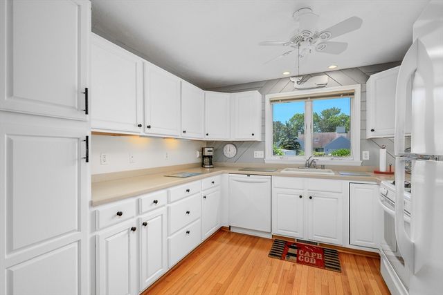 1 Sandview Ter 1, Mashpee, MA 02649
