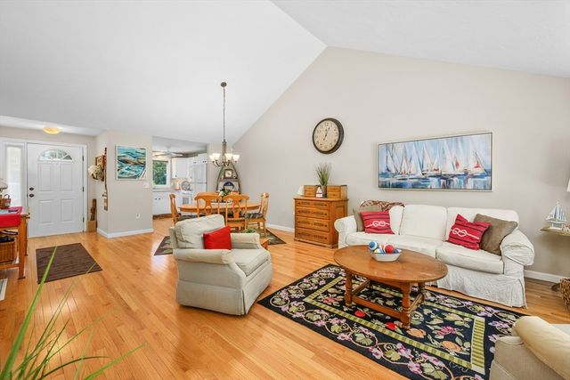 1 Sandview Ter 1, Mashpee, MA 02649