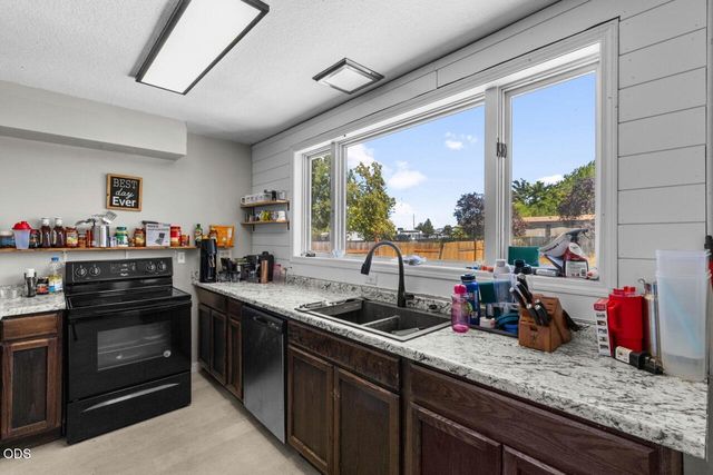 1070 N Ross Lane N, Medford, OR 97501