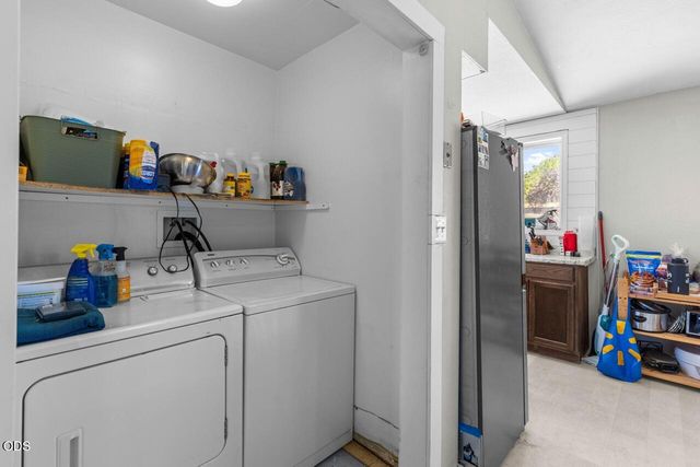 1070 N Ross Lane N, Medford, OR 97501