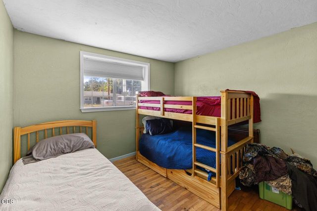 1070 N Ross Lane N, Medford, OR 97501