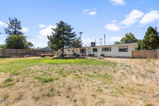 1070 N Ross Lane N, Medford, OR 97501