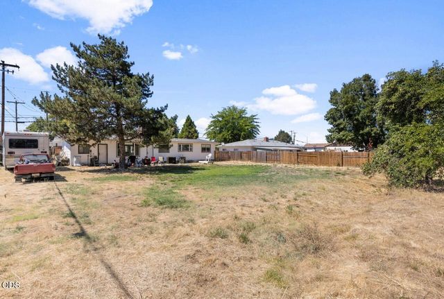 1070 N Ross Lane N, Medford, OR 97501