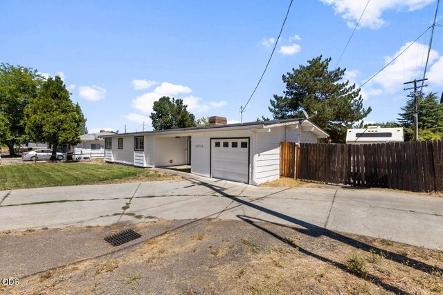 1070 N Ross Lane N, Medford, OR 97501