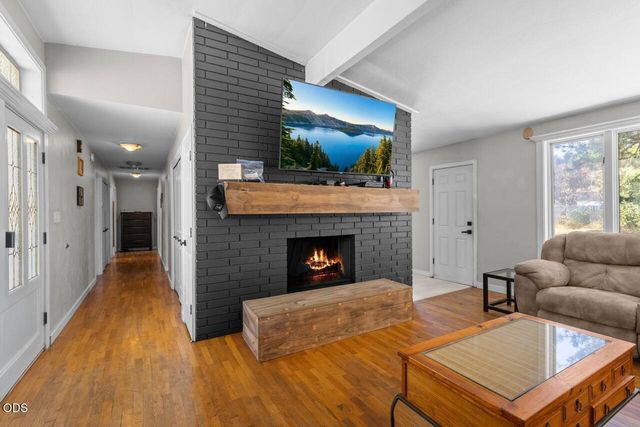 1070 N Ross Lane N, Medford, OR 97501
