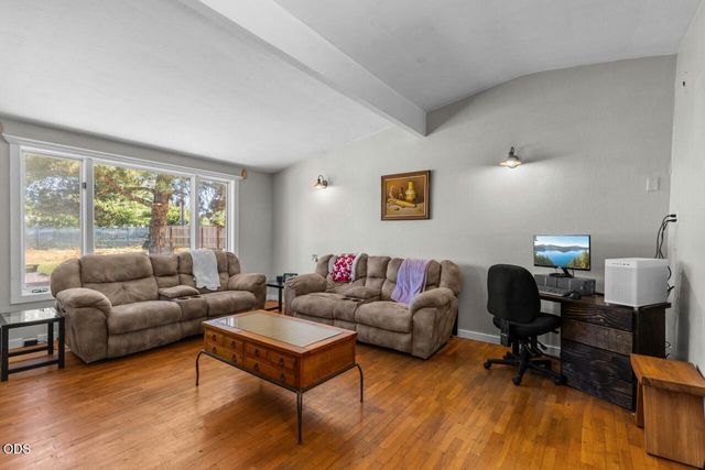 1070 N Ross Lane N, Medford, OR 97501