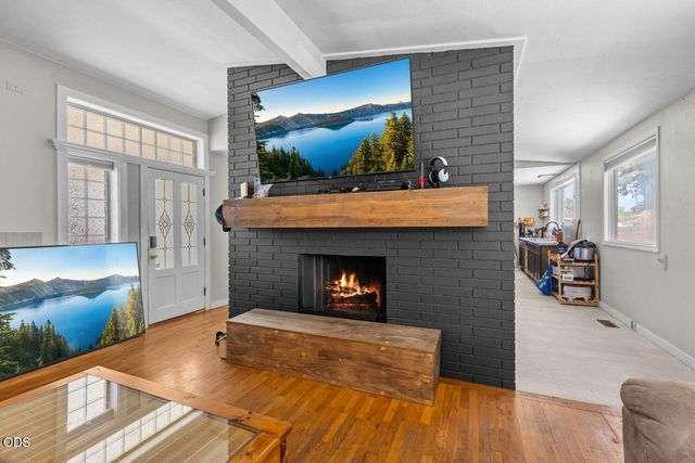 1070 N Ross Lane N, Medford, OR 97501