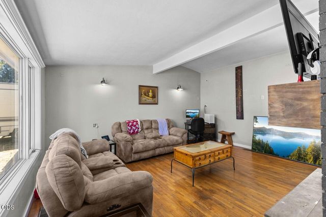 1070 N Ross Lane N, Medford, OR 97501