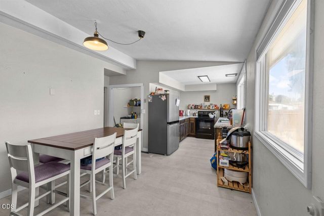 1070 N Ross Lane N, Medford, OR 97501