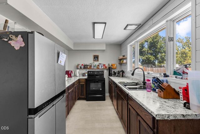 1070 N Ross Lane N, Medford, OR 97501