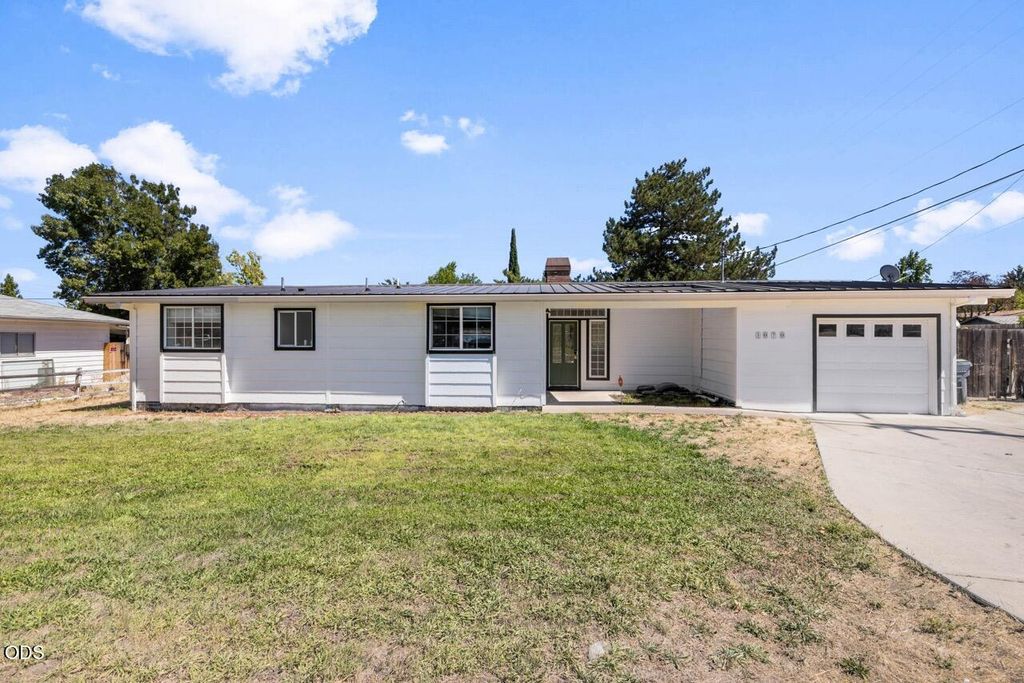 1070 N Ross Lane N, Medford, OR 97501