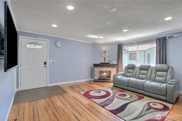 27025 14th Avenue S, Des Moines, WA 98918