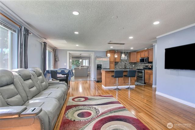 27025 14th Avenue S, Des Moines, WA 98918