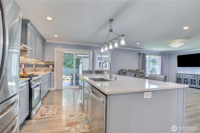 27025 14th Avenue S, Des Moines, WA 98918