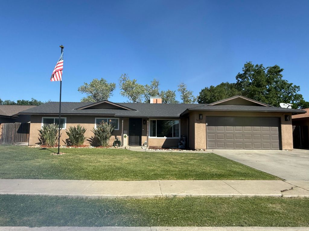 Image 1 of property listing at 1074 Raymond Road, Hanford, CA 93230