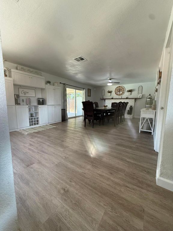 Image 10 of property listing at 1074 Raymond Road, Hanford, CA 93230