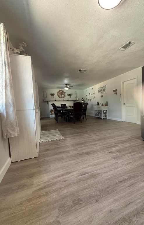 Image 11 of property listing at 1074 Raymond Road, Hanford, CA 93230