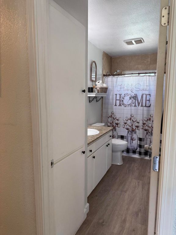 Image 13 of property listing at 1074 Raymond Road, Hanford, CA 93230