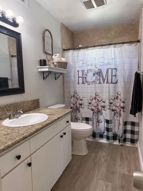 Image 14 of property listing at 1074 Raymond Road, Hanford, CA 93230