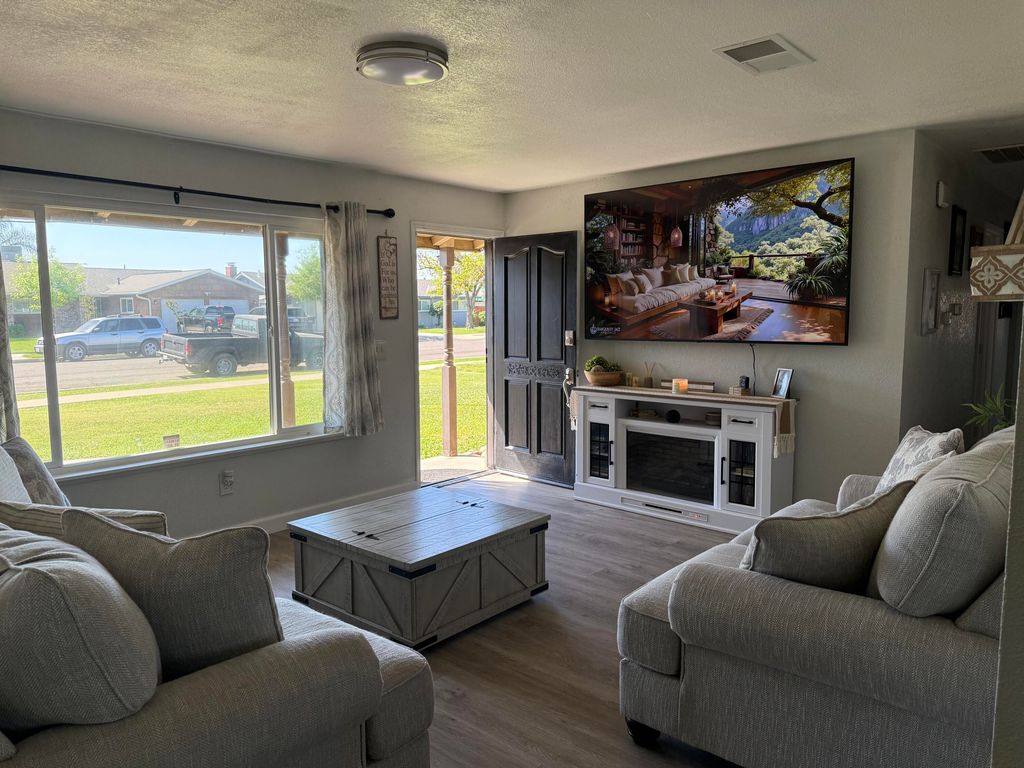 Image 3 of property listing at 1074 Raymond Road, Hanford, CA 93230