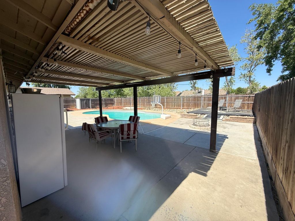 Image 31 of property listing at 1074 Raymond Road, Hanford, CA 93230