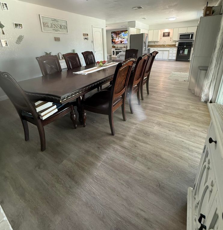 Image 5 of property listing at 1074 Raymond Road, Hanford, CA 93230