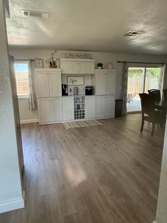 Image 6 of property listing at 1074 Raymond Road, Hanford, CA 93230