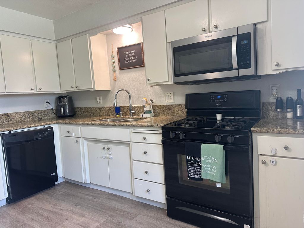 Image 7 of property listing at 1074 Raymond Road, Hanford, CA 93230