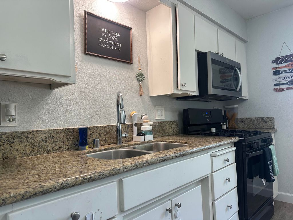 Image 8 of property listing at 1074 Raymond Road, Hanford, CA 93230