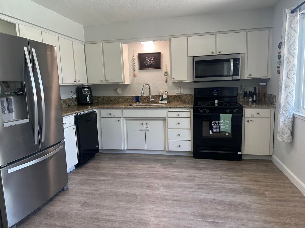 Image 9 of property listing at 1074 Raymond Road, Hanford, CA 93230